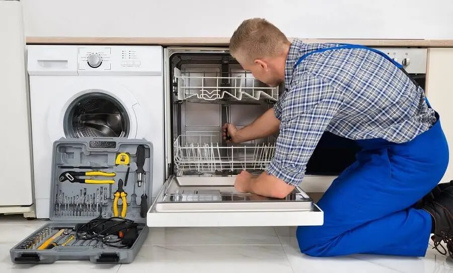 Kaynarca Liebherr servisi teknisyen ekibi beyaz eşya tamiri yaparken